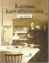 Kansaa kasvattamassa