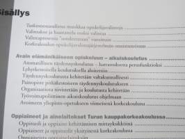 Hattu, miekka ja diplomi - Ekonomikoulusta kansainväliseksi tiedeyhteisöksi - Turun kauppakorkeakoulu 1950-2000