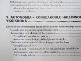 Hattu, miekka ja diplomi - Ekonomikoulusta kansainväliseksi tiedeyhteisöksi - Turun kauppakorkeakoulu 1950-2000