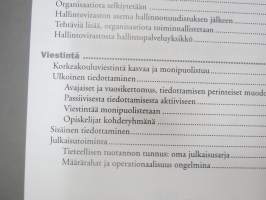 Hattu, miekka ja diplomi - Ekonomikoulusta kansainväliseksi tiedeyhteisöksi - Turun kauppakorkeakoulu 1950-2000