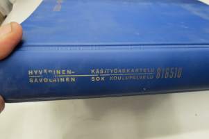 Käsityöaskartelun opas - SOK Koulupalvelun iso kansio, jossa havainnollisia kuvia, malleja, tarvike-ehdotuksia yms.