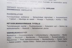 Käsityöaskartelun opas - SOK Koulupalvelun iso kansio, jossa havainnollisia kuvia, malleja, tarvike-ehdotuksia yms.