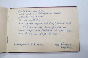 Muistokirja K-L. D. Kemijärvi 1941-42 -sinällään tavanomainen muistokirja, mutta erikoiseksi sen tekee saksalaissotilaiden kirjoitukset