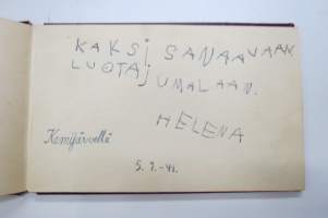 Muistokirja K-L. D. Kemijärvi 1941-42 -sinällään tavanomainen muistokirja, mutta erikoiseksi sen tekee saksalaissotilaiden kirjoitukset