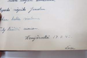 Muistokirja K-L. D. Kemijärvi 1941-42 -sinällään tavanomainen muistokirja, mutta erikoiseksi sen tekee saksalaissotilaiden kirjoitukset