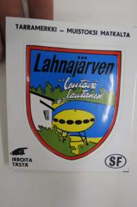 Lahnajärvi - &quot;lentävä lautanen&quot; (Futuro / Matti Suuronen) Tarramerkki muistoksi matkalta - 1970-luvun matkailutarra - Hokkanen Oy -tehtaan vanhaa varastoa -sticker