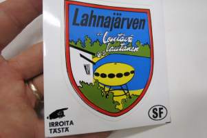Lahnajärvi - &quot;lentävä lautanen&quot; (Futuro / Matti Suuronen) Tarramerkki muistoksi matkalta - 1970-luvun matkailutarra - Hokkanen Oy -tehtaan vanhaa varastoa -sticker