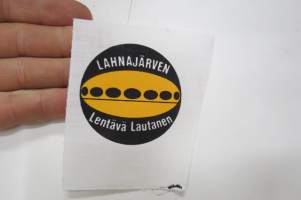 Lahnajärvi - &quot;lentävä lautanen&quot; (Futuro / Matti Suuronen) kangasmerkki muistoksi matkalta - 1960-luvun merkki - Hokkanen Oy -tehtaan vanhaa varastoa -badge
