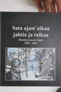 Sata ajast´aikaa jahtia ja taikaa Metsästysseura Tapio 1907-2007 -hunting club history