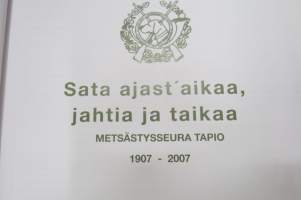 Sata ajast´aikaa jahtia ja taikaa Metsästysseura Tapio 1907-2007 -hunting club history