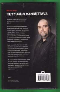 Kettusen kannettava, 2008.  Kajon sanataituruus arjen ja juhlan pienistä iloista ja murheista jaksaa kantaa vuodesta toiseen. Lukija myhäilee mukana.