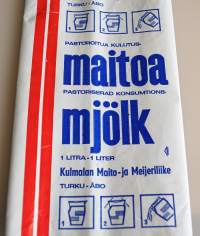 Kulmalan Maito- ja Meijeriliike  Turku - Pastoroitua kulutusmaitoa, maitopussi, muovipussi avattu tuotepakkaus, 1960-70