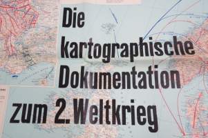 Die kartographische Dokumentation zum 2. Weltkrieg -isokokoiseen seinäkarttaan koottuna II Maailmansodan offensiivit, taistelut, ym. -erinonomainen havainnollistaja
