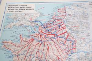 Die kartographische Dokumentation zum 2. Weltkrieg -isokokoiseen seinäkarttaan koottuna II Maailmansodan offensiivit, taistelut, ym. -erinonomainen havainnollistaja
