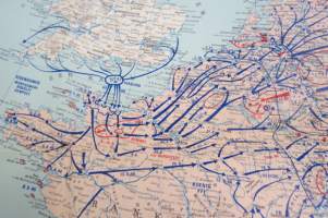 Die kartographische Dokumentation zum 2. Weltkrieg -isokokoiseen seinäkarttaan koottuna II Maailmansodan offensiivit, taistelut, ym. -erinonomainen havainnollistaja