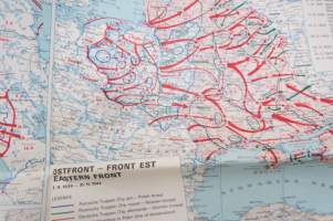 Die kartographische Dokumentation zum 2. Weltkrieg -isokokoiseen seinäkarttaan koottuna II Maailmansodan offensiivit, taistelut, ym. -erinonomainen havainnollistaja