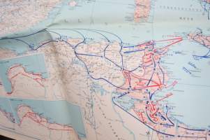Die kartographische Dokumentation zum 2. Weltkrieg -isokokoiseen seinäkarttaan koottuna II Maailmansodan offensiivit, taistelut, ym. -erinonomainen havainnollistaja