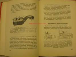 Automoottorien korjaukset III. 3. osa ruotsalaisesta &quot;Motorreparationer&quot; -kirjasta. Sen 6. painoksesta suomennettu. Käsittelee autojen jäähdytin- ja