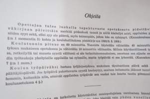 Kansakoulu - päiväkirja, luokassa ollut päiväkirja, johon opettaja teki merkinnät, käyttämätön