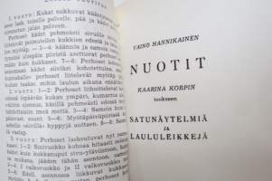 Satunäytelmiä ja laululeikkejä, kirjoittanut ja leikit sommitellut Kaarina Korppi, säveltänyt Väinö Hannikainen