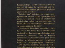Parapsykologit. Ulkopuolisen näkemys poikkeavan tieteen suomalaiseen historiaan