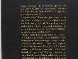 Parapsykologit. Ulkopuolisen näkemys poikkeavan tieteen suomalaiseen historiaan