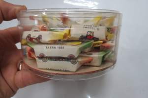 Auto-aiheisia makeisia arviolta 1980-luvulta, yksittäispakattuja, Keski-Eurooppalaisia, kaikki kääreissä kuvatut autot noin 1900-1930 väliseltä ajalta