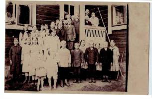 Valokuva: oppilaat kyläkoulun portailla. Olettaisin 1920- luvulta
