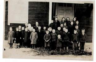 Valokuva, oppilaat kyläkoulun portailla-.Oletettavasti 1920-luvulta