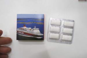 Viking Line -xylitol-purukumipakkaus, kuvana MS ISABELLA  / Presenta of Scandinavia AB, 2000-luvun alkupuolen ensimmäisen vuosikymmenen tuote?