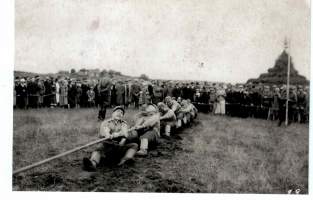 Valokuva, juhannusjuhlat  1930-luvulla  Parolan varuskunnan alueella. Paikka Parolan lentokenttä. Menossa  köydenveto