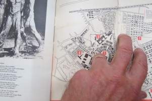 Sachsenhausen - keskitysleirin, sen toiminnan ja museon opaskirjanen v. 1967, englanninkielinen