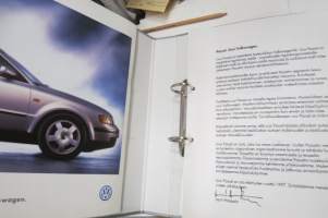 Volkswgen Passat 1997 esittelykansio (sisäiseen käyttöön), 2 esitettä, tuoteinfo (luottamuksellinen) artikkelikokoelma eri lehdissä ilmestyneitä arvioita