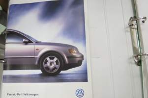 Volkswgen Passat 1997 esittelykansio (sisäiseen käyttöön), 2 esitettä, tuoteinfo (luottamuksellinen) artikkelikokoelma eri lehdissä ilmestyneitä arvioita