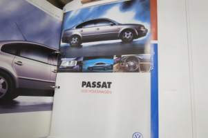 Volkswgen Passat 1997 esittelykansio (sisäiseen käyttöön), 2 esitettä, tuoteinfo (luottamuksellinen) artikkelikokoelma eri lehdissä ilmestyneitä arvioita