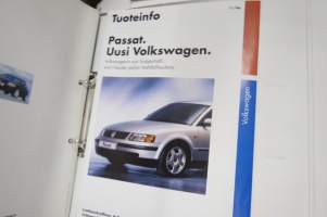 Volkswgen Passat 1997 esittelykansio (sisäiseen käyttöön), 2 esitettä, tuoteinfo (luottamuksellinen) artikkelikokoelma eri lehdissä ilmestyneitä arvioita