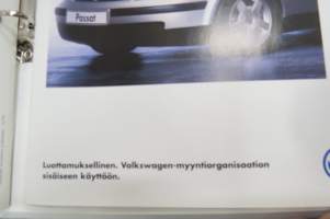 Volkswgen Passat 1997 esittelykansio (sisäiseen käyttöön), 2 esitettä, tuoteinfo (luottamuksellinen) artikkelikokoelma eri lehdissä ilmestyneitä arvioita