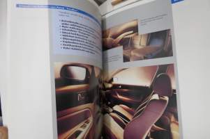 Volkswgen Passat 1997 esittelykansio (sisäiseen käyttöön), 2 esitettä, tuoteinfo (luottamuksellinen) artikkelikokoelma eri lehdissä ilmestyneitä arvioita
