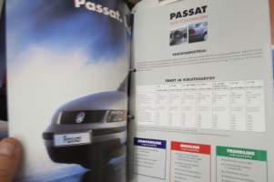 Volkswgen Passat 1997 esittelykansio (sisäiseen käyttöön), 2 esitettä, tuoteinfo (luottamuksellinen) artikkelikokoelma eri lehdissä ilmestyneitä arvioita