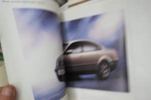 Volkswgen Passat 1997 esittelykansio (sisäiseen käyttöön), 2 esitettä, tuoteinfo (luottamuksellinen) artikkelikokoelma eri lehdissä ilmestyneitä arvioita