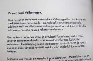 Volkswgen Passat 1997 esittelykansio (sisäiseen käyttöön), 2 esitettä, tuoteinfo (luottamuksellinen) artikkelikokoelma eri lehdissä ilmestyneitä arvioita