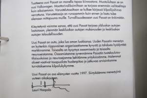 Volkswgen Passat 1997 esittelykansio (sisäiseen käyttöön), 2 esitettä, tuoteinfo (luottamuksellinen) artikkelikokoelma eri lehdissä ilmestyneitä arvioita