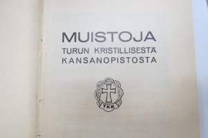 Muistoja Turun Kristillisestä Kansanopistosta, Aili Ester Kakkonen -muistokirja opistoajalta, etusivulla omakätinen ja signeerattu kirjoitus Olavi Kares...