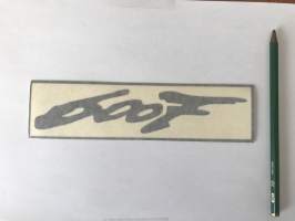 600F (musta) -tarra