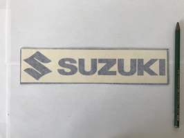 Suzuki (musta) -tarra