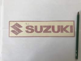Suzuki (punainen) -tarra