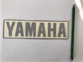 Yamaha (musta) -tarra