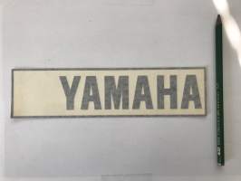 Yamaha (musta) -tarra