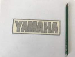 Yamaha (musta-kulta) -tarra