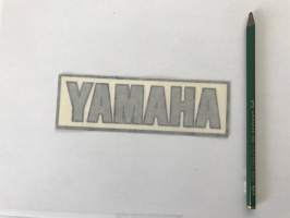 Yamaha (musta-hopea) -tarra